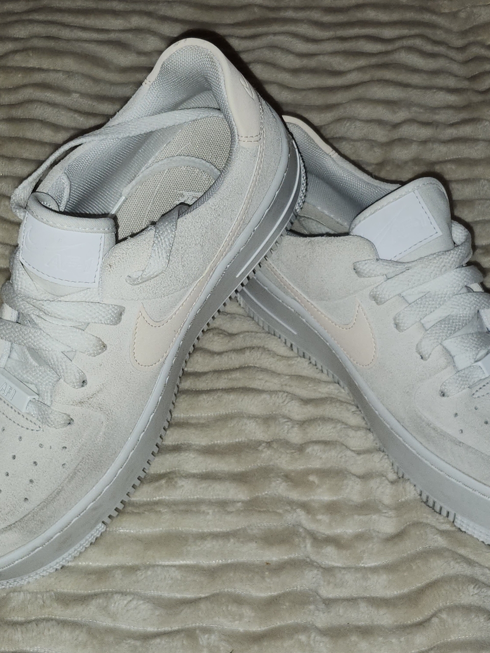 Nike Kids Low-Top Sneakers in Off-White and Light Cream